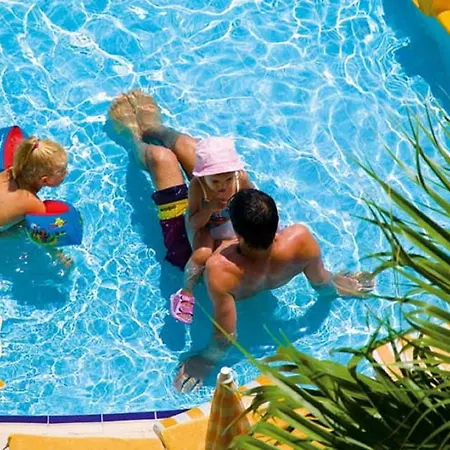 منتجع Febeach 4*